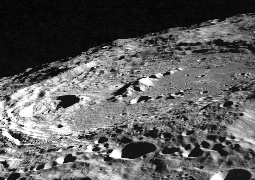 КОСМОС: Китайците откриха странна геоложка аномалия в най-голямия кратер на Луната
