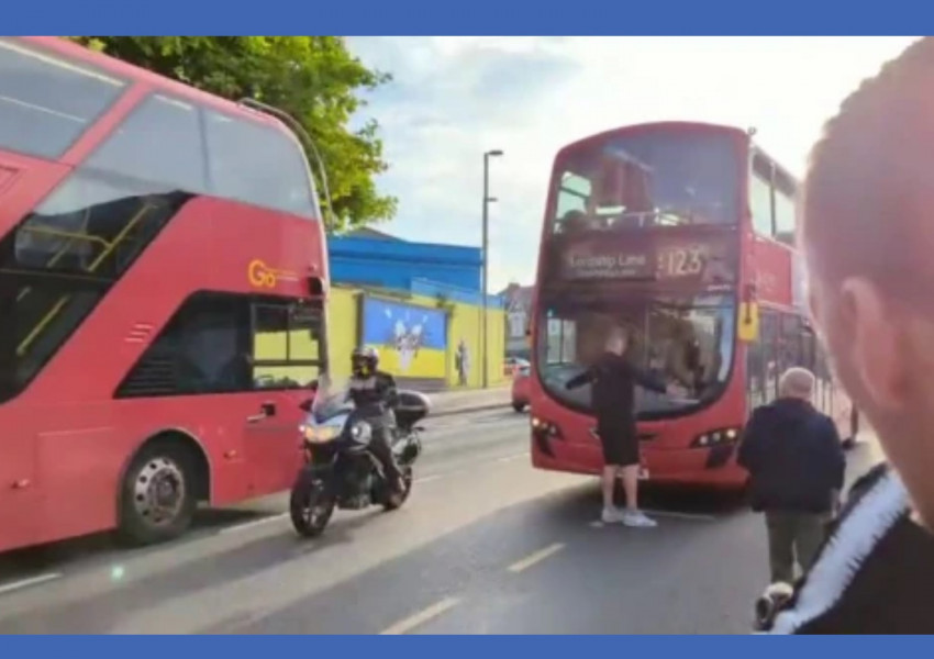 Разгневен мъж излезе пред лондонски автобус и го спря с риск за живота си