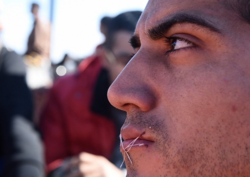 Мигранти зашиха устните си (шокиращи снимки, 18+)