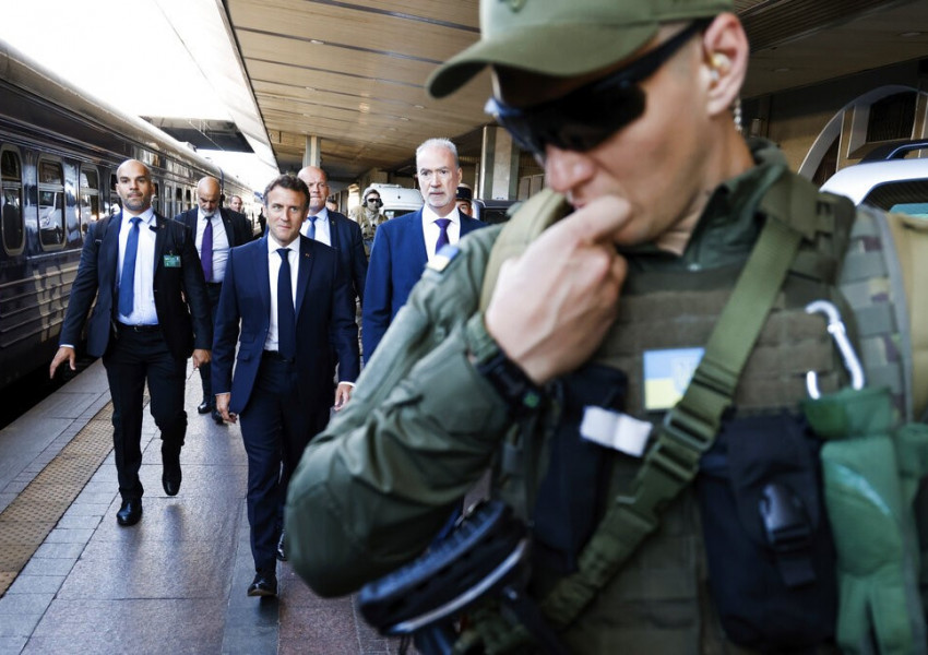 Макрон, германският канцлер Олаф Шолц и премиера на Италия Марио Драги пристигнаха в Киев