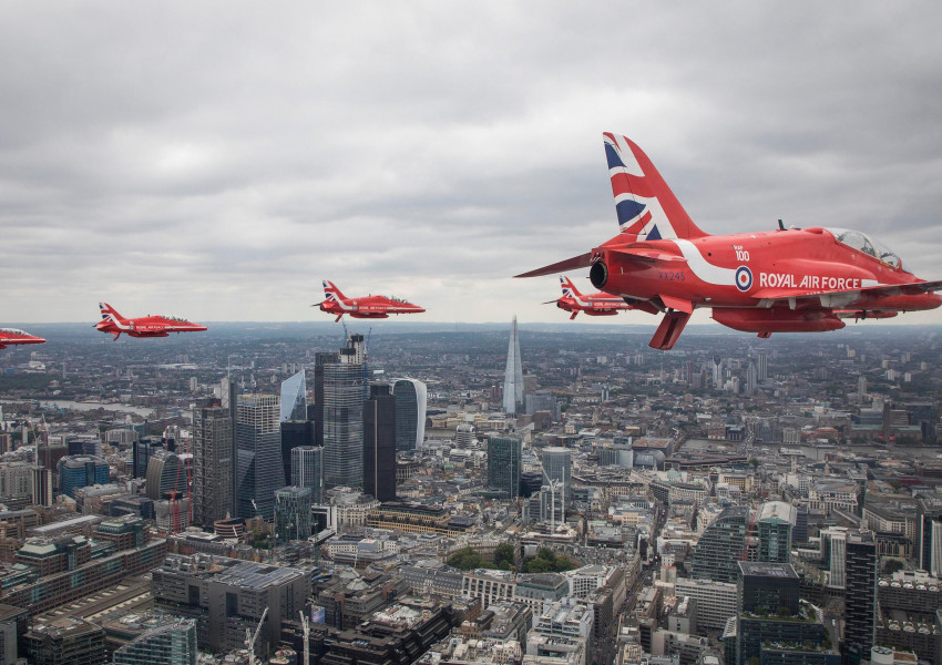 Red Arrows ще летят над Лондон днес (СНИМКИ) 