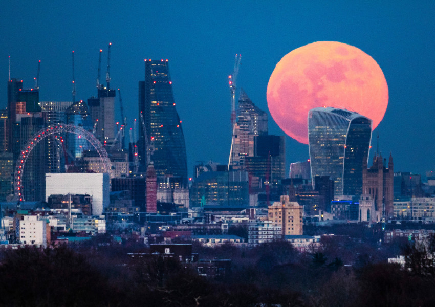 Тази нощ над Лондон, ще има Суперлуна, наричана още Снежна луна