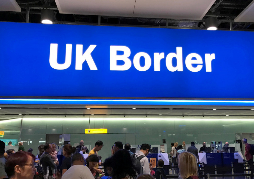 Отпада ли карантината за пристигащи във Великобритания?