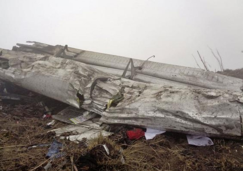 Самолет с 11 души на борда се разби в Непал
