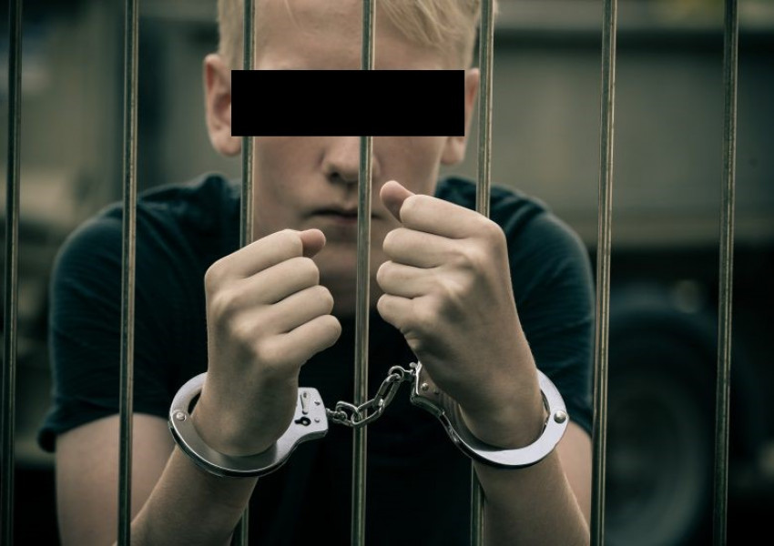 Илфорд, Лондон: 12 годишно дете е арестувано за грабеж и опит за убийство с нож.