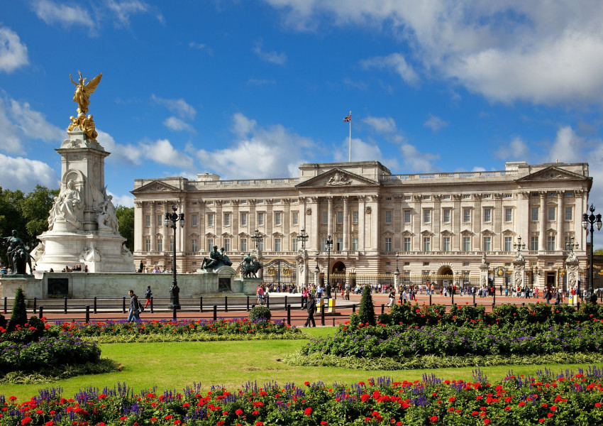 Какви строги правила спазват прислужниците в кралския дворец? (СНИМКИ + ВИДЕО)