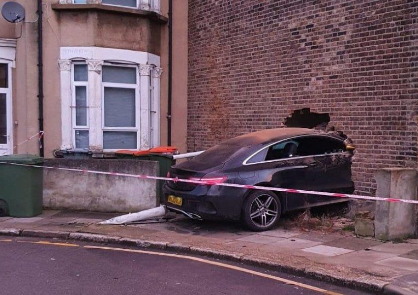 Форест Гейт, Лондон: пиян шофьор разби стена на къща и „паркира“ в хола.