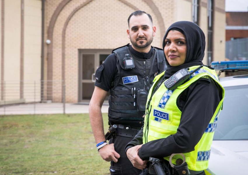 АНГЛИЯ: Мюсюлманската забрадка-хиджаб се въвежда като част от полицейската униформа..