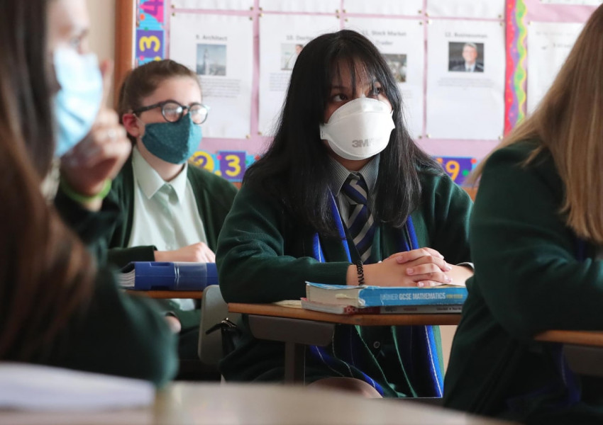 Англия: Учениците от средните училища, ще носят маски дори по време на час!