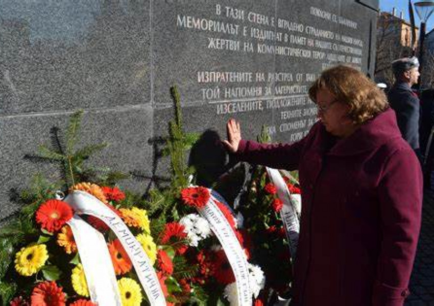 1 Февруари: Ден на признателност и почит към жертвите на комунистическия режим.