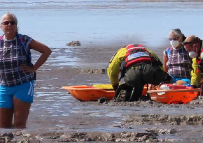 Спасиха жена затънала в пясък и кал на плажа в Съмърсет