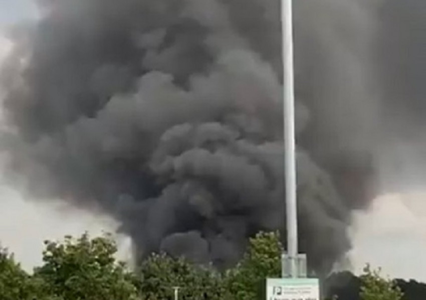 Силни експлозии при избухването на огромен пожар в Йоркшир