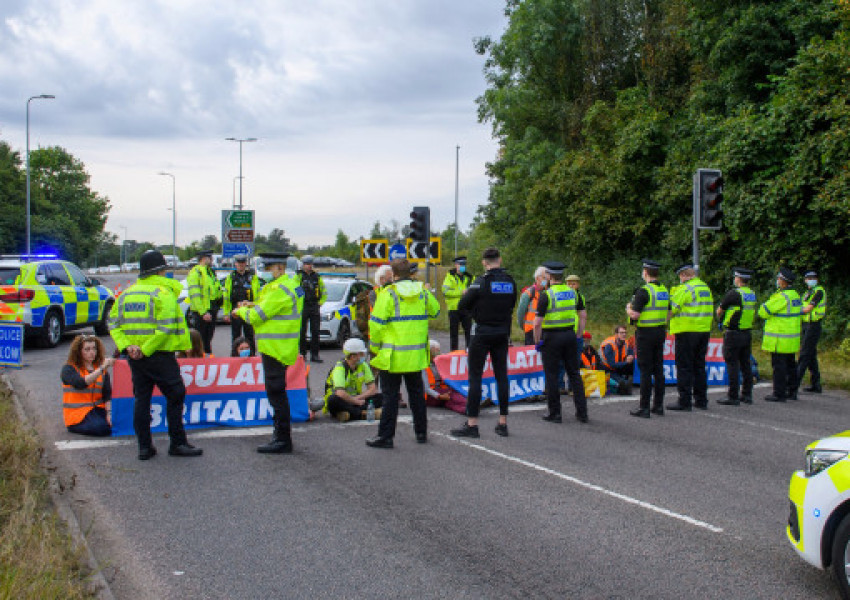 Лондон: Екоактивисти блокираха шест кръстовища на М25 в час пик