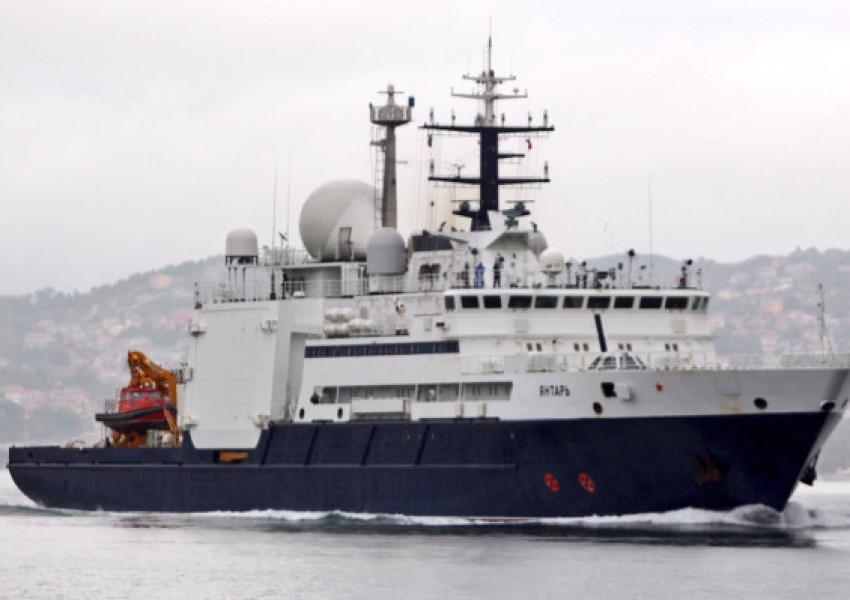 Руски шпионски кораб, снабден с мини подводници, е влязал в Ламанша 