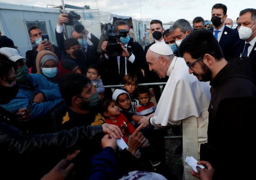 Папата към бежанците: Тук съм за да ви погледна в очите! Очи пълна с болка и страдание!