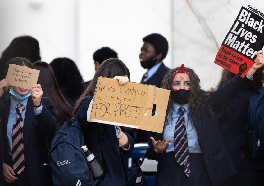 Протест в лондонско училище срещу униформите, прическите и расистките порядки