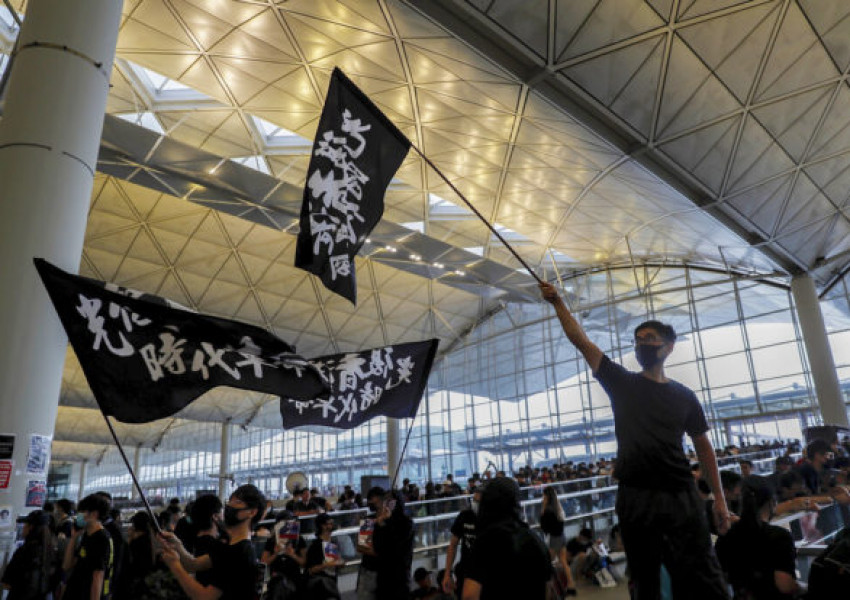 Международното летище на Хонконг е затворено заради протести