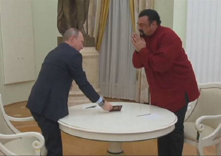 Путин лично връчи паспорта на Стивън Сегал