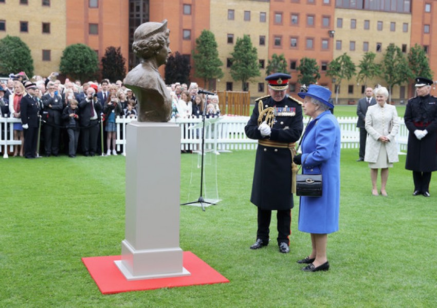 Кралица Елизабет II откри паметник в нейна чест