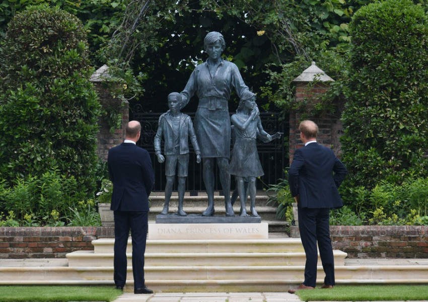 Лондон: Уилям и Хари откриха статуя в памет на майка им принцеса Даяна 