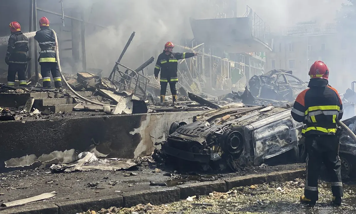 Русия продължава с масовите ракетни обстрели на украински градове, три руски ракети "Калибър" са поразили центъра на украинския град Виница, загинали са 12 човека, а поне 25 са били ранени