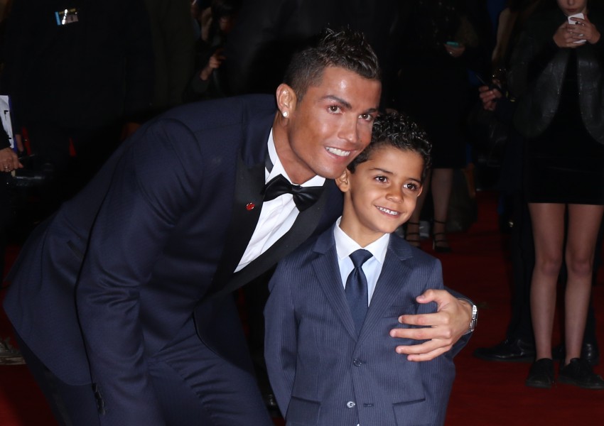 Роналдо чертае бъдещето на сина си