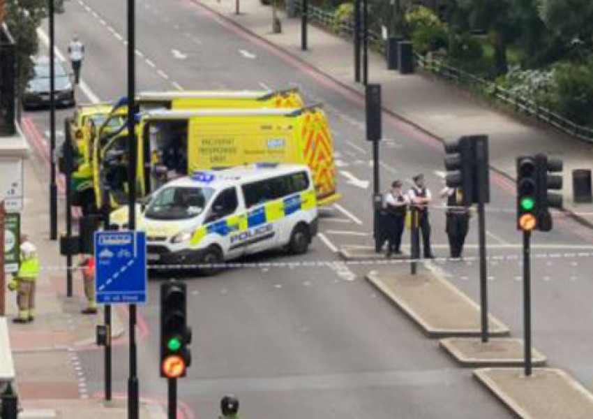 Мостът Vauxhall Bridge е отворен отново след сигнал за „взривно устройство“ 