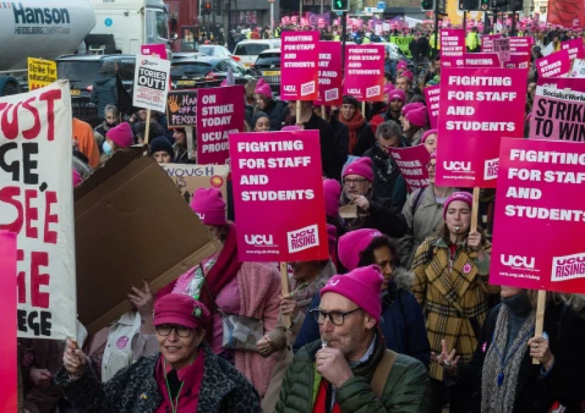 Стотици хиляди учители в Англия и Уелс ще стачкуват през февруари и март, вижте в кои дни училищата няма да работят