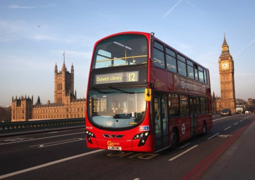 Чистач намери £300 хил. в автобус в Лондон, върна ги в полицията