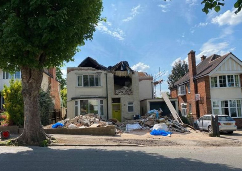Англия: Строителна фирма почти разруши къща, след спор за заплащане