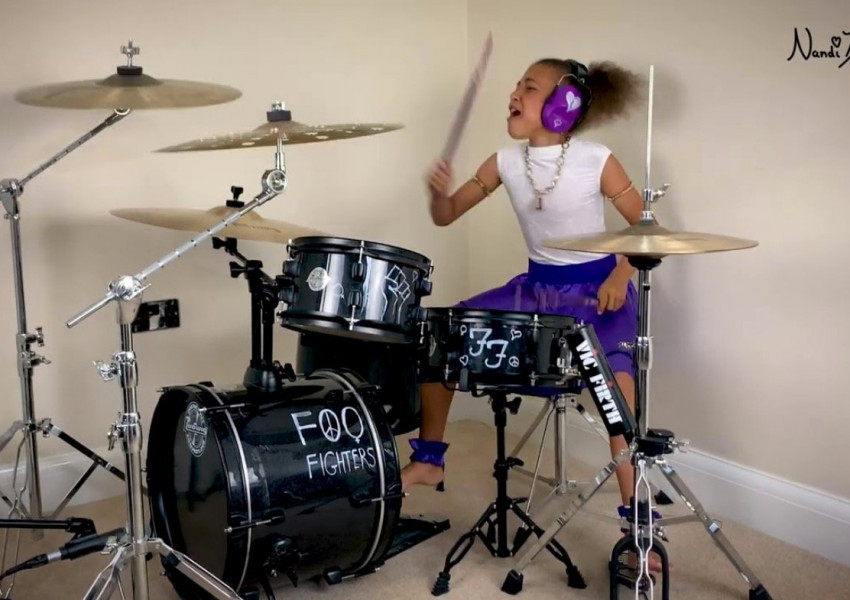Десетгодишна барабанистка ще свири с Фу Файтърс.