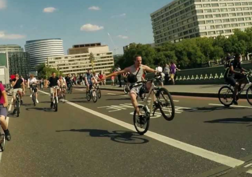 Стотици блокираха лондонски улици на поредния Bikestormz (ВИДЕО)