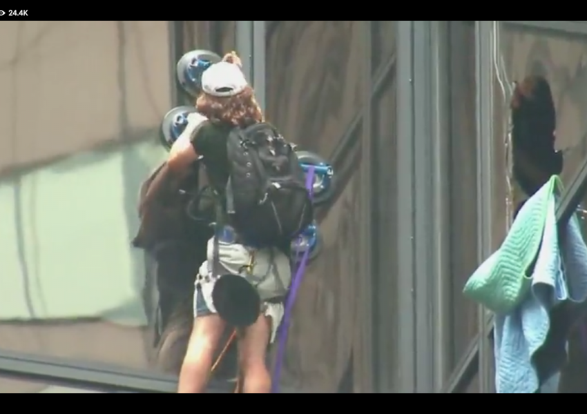 LIVE: Млад мъж се катери по Trump Tower в Ню Йорк (ВИДЕО)