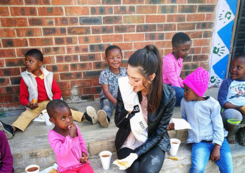 Мис "Южна Африка" се гнуси от сираци със СПИН, пипа ги с ръкавици (СНИМКА)