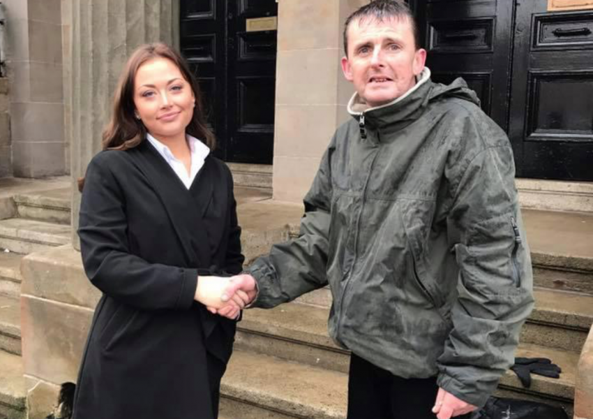 Бездомник охранява отключена кола 2 часа под дъжда 