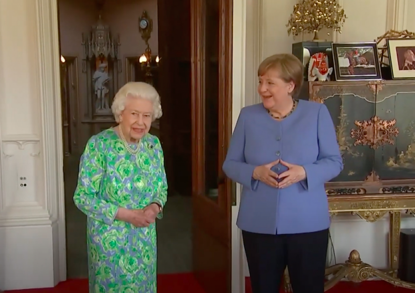 Кралицата прие Ангела Меркел в замъка Уиндзор. Елизабет Втора бе видимо доволна и усмихната.