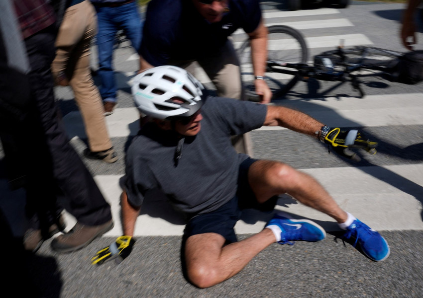 Джо Байдън реши да покара колело със съпругата си, но падна от него..