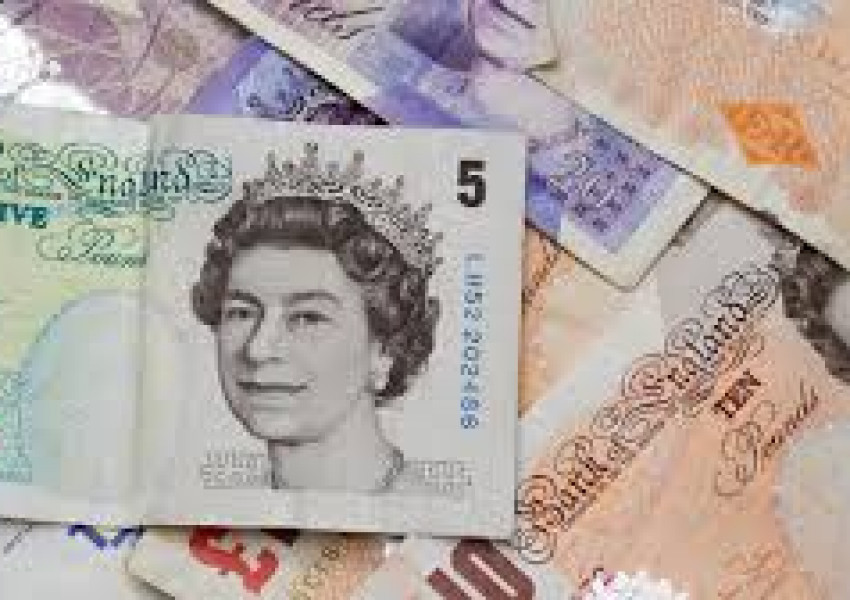 Паундът с пореден срив