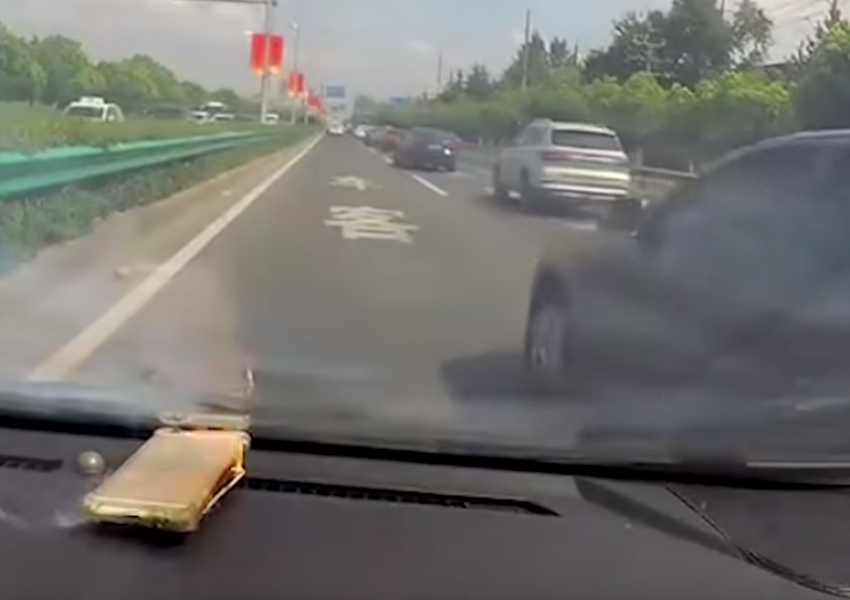 iPhone се самозапали в кола, уплаши до смърт собственичката си  (ВИДЕО)