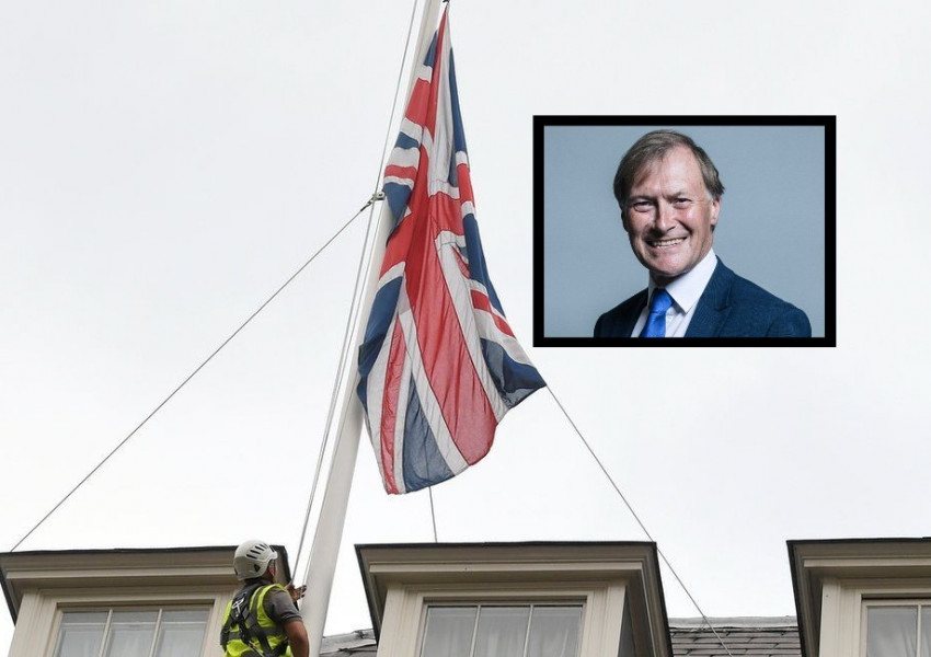 Знамената на британския парламент и на Дауниг Стрийт 10 бяха свалени наполовина в знак на траур!