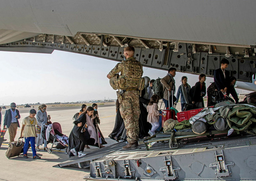 Великобритания само за денонощие е евакуирала от Афганистан над 2000 човека