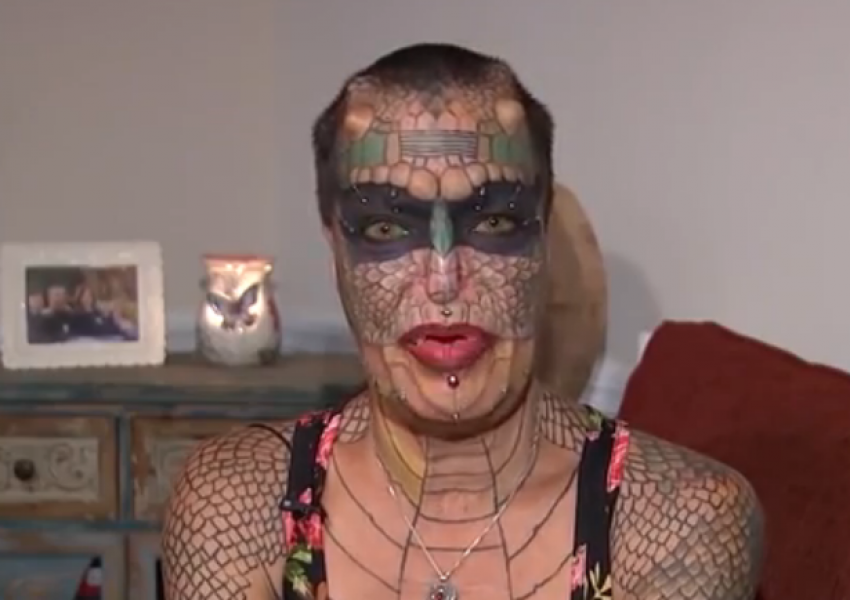 Транссексуална жена си отряза ушите, за да прилича на влечуго (СНИМКИ)