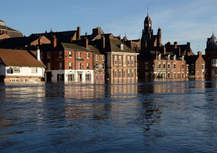 Борбата с наводненията в Северна Англия продължава