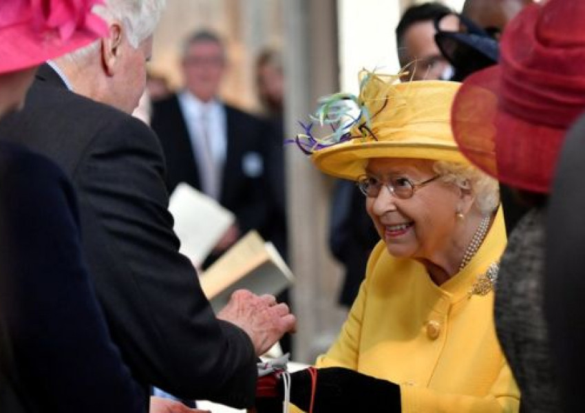 Кралица Елизабет спази стара традиция за Великден (СНИМКИ)