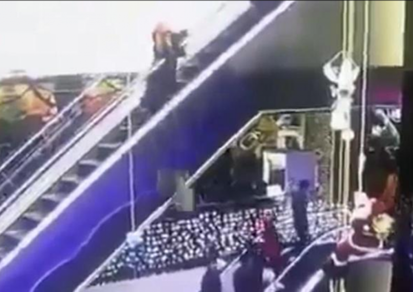 Майка изпусна бебето си от ескалатор (ВИДЕО)