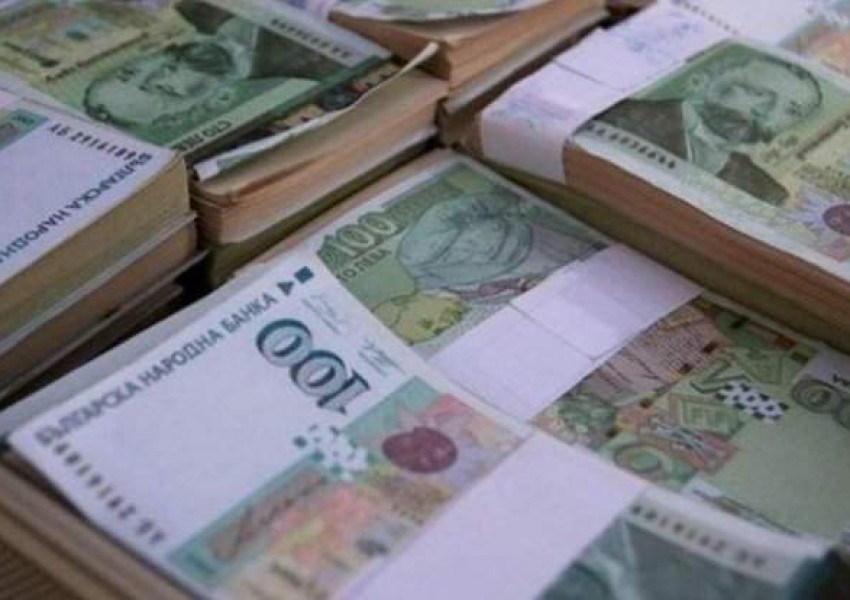 Служителка на банка присвоила 200 бона
