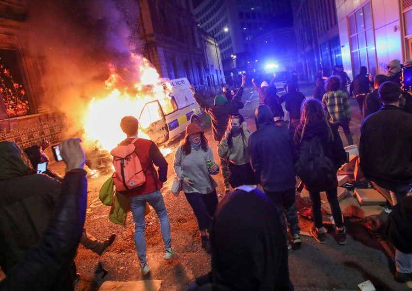 Англия: демонстранти нападнаха полицейски участък, запалиха патрулни автомобили, има и ранени полицаи!