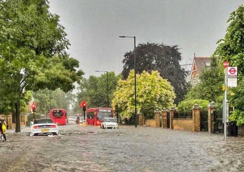 Проливен дъжд предизвика транспортен хаос в някои части на Лондон
