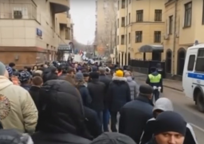 Протести в Москва! Демонстранти щурмуваха турското посолство (ВИДЕО)