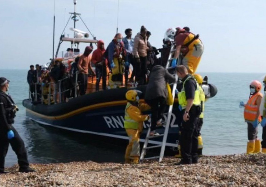 Великобритания и Франция се договориха за общи действия срещу пресичащите мигранти Ламанша